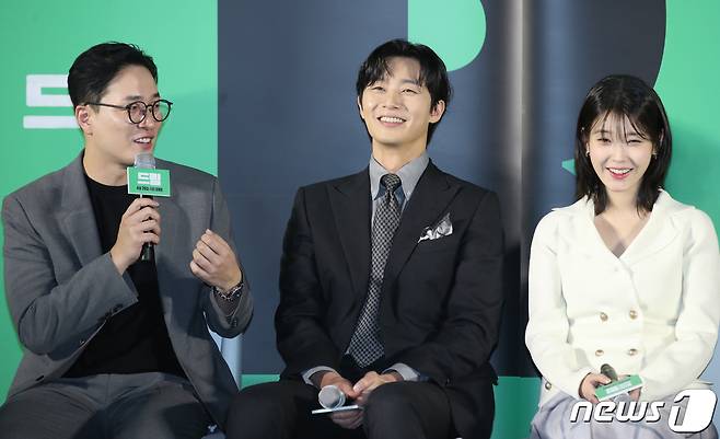 이병헌 감독(왼쪽)이 30일 서울 성동구 메가박스 성수점에서 열린 영화 '드림'(감독 이병헌) 제작보고회에서 아이유를 캐스팅한 질문에 답하고 있다. '드림'은 개념 없는 전직 축구선수 홍대(박서준 분)와 열정 없는 PD 소민(이지은 분)이 집 없는 오합지졸 국대 선수들과 함께 불가능한 꿈에 도전하는 이야기 그린 작품이다, 2023.3.30/뉴스1 ⓒ News1 권현진 기자