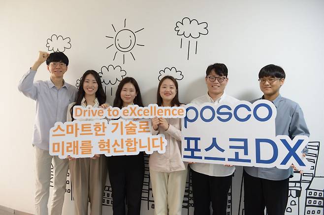 포스코DX 직원들이 새로운 사명과 비전 슬로건을 들고 달성 의지를 다지고 있다 /포스코DX