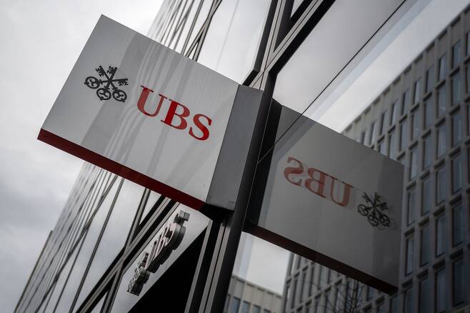 스위스 취리히에 있는 UBS 건물에 새겨진 로고. /AFP 연합뉴스