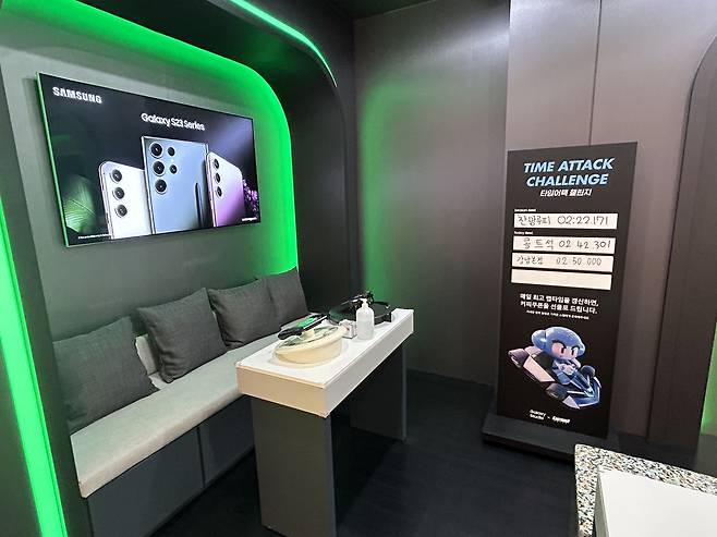 삼성스토어 청담점에는 갤럭시S23 울트라의 AP 성능을 고사양 게임으로 체험해 볼 수 있는 공간이 마련돼 있다./김민국 기자