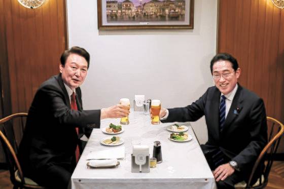 윤석열 대통령과 기시다 후미오 일본 총리가 지난 16일 오후 일본 도쿄 긴자의 오므라이스 노포 '렌가테이'에서 친교의 시간을 함께하며 생맥주로 건배하고 있다. 연합뉴스