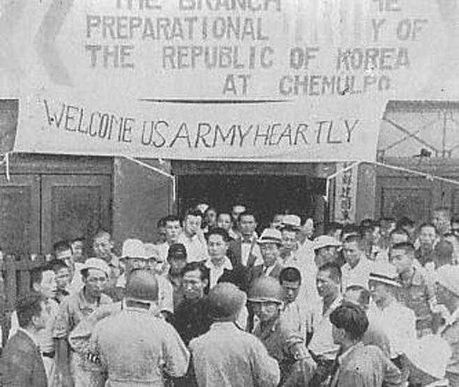 ▲ 1945년 미군이 제물포의 조선건국준비위원회제물포분회를 방문한 모습. 사진=위키미디어