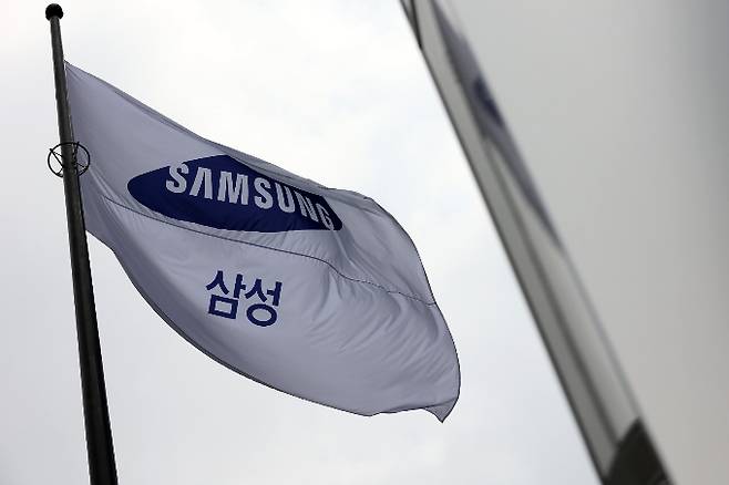 삼성전자와 SK하이닉스의 올해 1분기 실적이 주목된다. 사진은 서울 삼성전자 서초 사옥에 게양된 삼성 깃발 모습. /사진=뉴스1