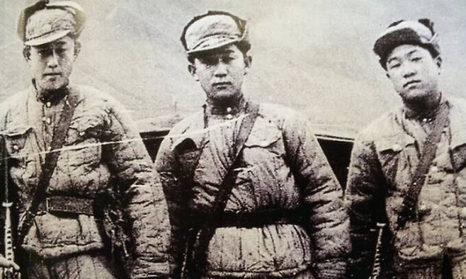 6·25전쟁 당시 중공군 복장을 한 채 북한으로 침투하는 비정규군 요원들 모습. 국가기록원 제공