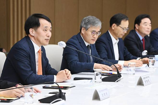 장영진 산업통상자원부 제1차관(왼쪽)이 31일 서울 대한상공회의소에서 열린 경제자유구역 투자·수출 확대를 위한 중앙·지방 협력회의에서 이야기하고 있다. (사진=산업부)