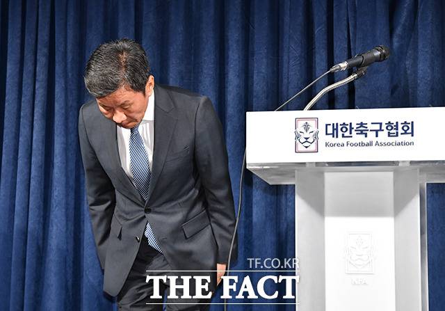 정몽규 대한축구협회 회장이 31일 오후 서울 종로구 대한축구협회 축구회관에서 열린 임시이사회를 마치고 입장문 발표에 앞서 인사하고 있다./축구회관=박헌우 기자