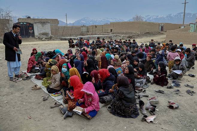 대학생인 교사인 와지르 칸이 야외 교실에서 수업하고 있다. 카불/EPA 연합뉴스