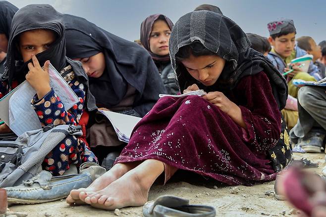 아프가니스탄 어린이들이 야외 교실에서 수업을 받고 있다. 카불/EPA 연합뉴스