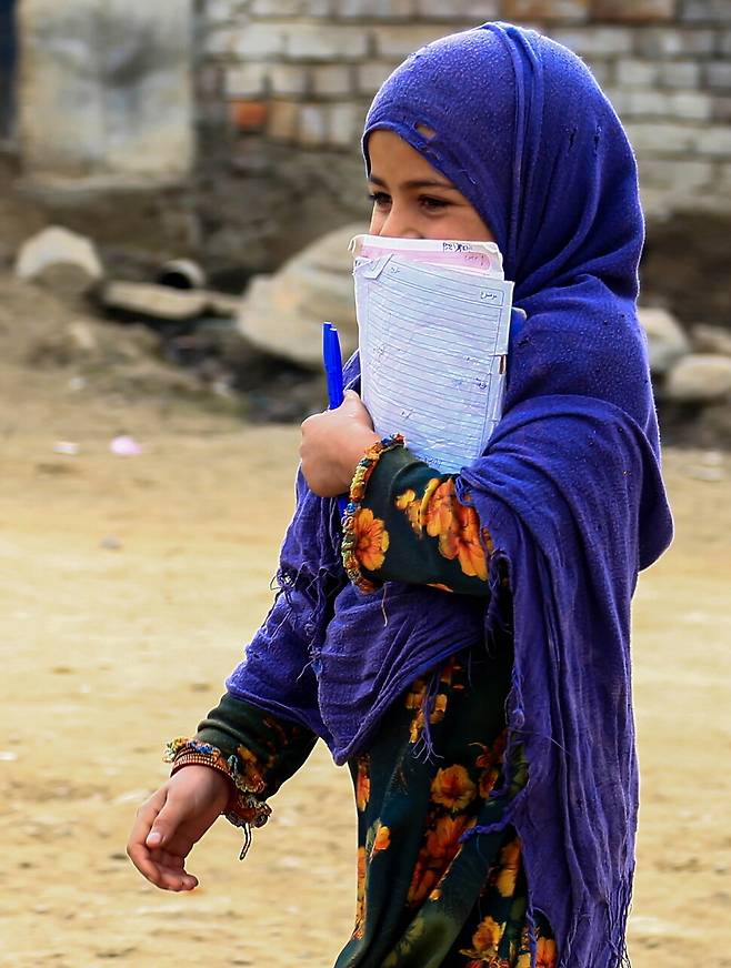 아프가니스탄의 한 어린이가 공책과 필기도구를 가지고 수업에 참석하고 있다. 카불/EPA 연합뉴스