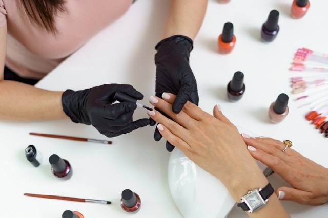 젤 네일은 손발톱에 손상을 입히므로 네일아트 전후로 보강제를 사용해 영양을 공급하고, 젤 제거 후에는 1~2주 정도 휴식기를 줘야 한다./사진=게티이미지뱅크