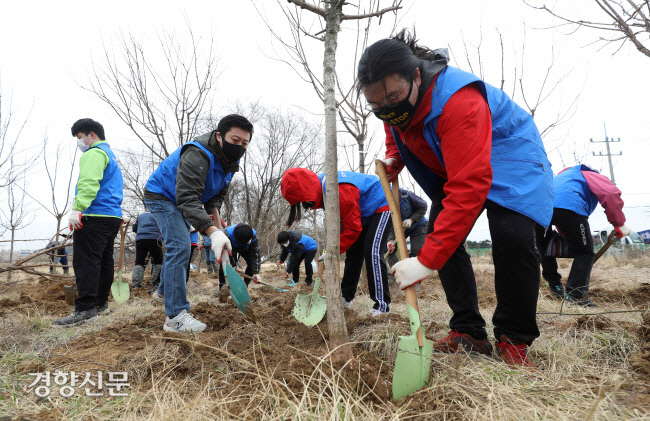 서울환경운동연합 회원들과 서울 강서구 직원들이 지난 2022년 3월23일 서울 강서구 오쇠삼거리 일대에서 13회 온난화 식목일 행사를 진행하며 이팝나무를 심고 있다. 권도현 기자