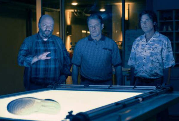 영화 ‘에어’에서 ‘에어 조던’의 디자인을 의논하고 있는 소니(맷 데이먼·가운데)와 동료들. 워너브러더스 코리아 제공