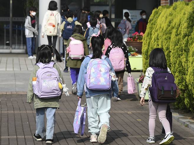 자녀 돌봄 공백에 대해 우려를 표하는 직장인이 늘어나고 있다. 사진은 등교하는 초등학생들의 모습. (사진은 기사 내용과 무관함, 사진공동취재단)