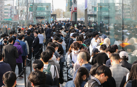 31일 오후 서울 강남구 애플스토어 강남에서 시민들이 정식개점 시간인 5시에 들어가기 위해 줄을 서있다. 뉴시스