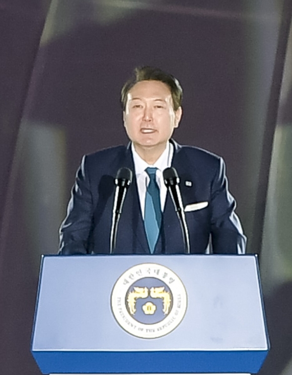 윤석열 대통령이 2023순천만국제정원박람회 개막식에서 축사를 하고 있다.