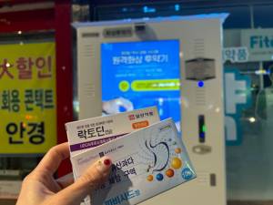 복약상담 후 추천받은 일반의약품 2개를 구매했다. 안경진 기자