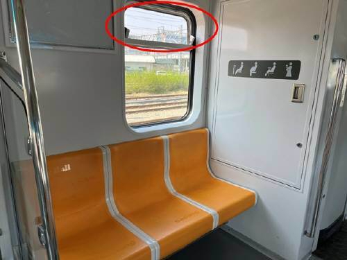 서울 지하철 2호선에서 한 승객이 노약자석 창문을 뜯어가는 절도 사건이 발생했다. 사진=서울교통공사