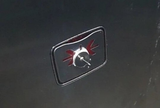 엘리베이터 버튼에 압정이 붙어있는 사진. 온라인 커뮤니티 캡처