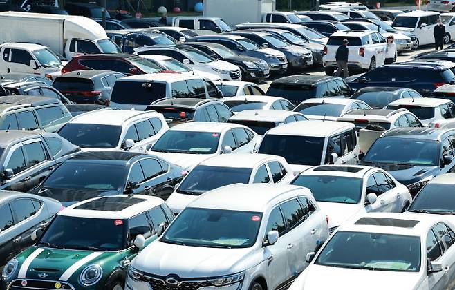 서울 장안평중고차매매시장에 중고차들이 주차돼 있는 모습.(사진=연합뉴스.)
