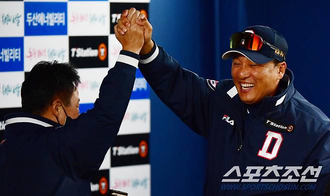 두산 이승엽 감독이 1일 잠실에서 열린 개막전에서 11회말 끝내기 승리를 확정짓고 기뻐하고 있다/