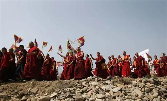 2008년 3월 10일 인디아 다람살라에서 1959년 티베트 기의 49주년을 맞아 중국 정부의 티베트 탄압을 규탄하며 시위하는 티베트족 승려들. 사진/Manan Vatsyayana/AFP