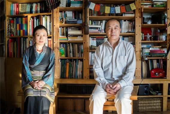 2014년 8월, 티베트 문제를 작품화한 대표적인 티베트족 작가 체링 우어세르(Tsering Woeser·왼쪽)와 부군 왕리슝(王力雄)의 모습. 사진/Chinafile.com