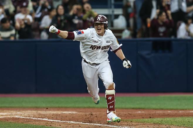 키움 히어로즈 이형종이 1일 서울 고척스카이돔에서 열린 2023 신한은행 SOL KBO리그 한화 이글스전에서 10회말 끝내기 안타를 친 후 기뻐하고 있다. /키움 히어로즈