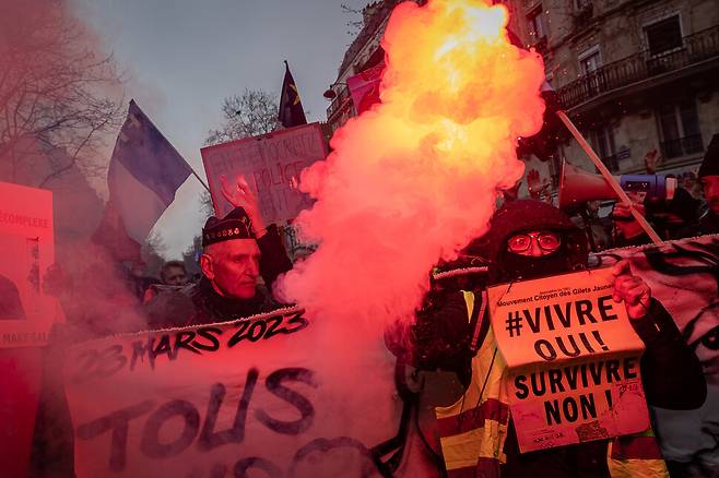28일 프랑스 파리 거리에서 시위하는 시민들. 신화 연합뉴스