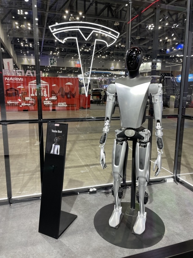 국내 최초 공개된 테슬라의 인간형 로봇 '옵티머스' /사진=백수전 기자