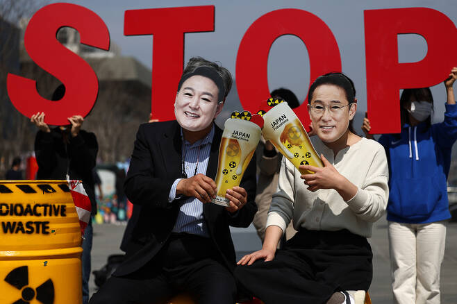 지난 3월 22일 서울 광화문광장에서 환경보건시민센터 회원들이 ‘세계 물의 날 기념, 후쿠시마 방사능 오염수 해양투기 반대 캠페인’을 하고 있다. 연합뉴스