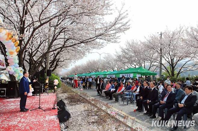  박일호 밀양시장이 1일 가곡동 벚꽃길 축제에서 인사말을 하고 있다.