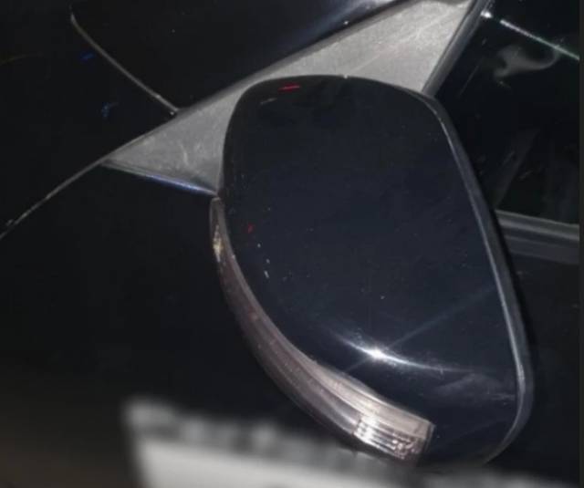 어린아이가 사이드미러를 치고 갔다며 보상금 408만원을 요구한 인피니티 차주의 사이드미러 상태. 온라인 커뮤니티 캡처