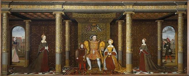 1545년 그린 헨리8세의 가족사진. 제인 시모어가 이미 사망한 뒤였지만, 헨리8세는 자신의 지근거리에 아들 에드워드와 제인 시모어를 뒀다. 서녀로 강등당한 매리와 엘리자베스가 떨어져 있는 것과 대조적인 모습.