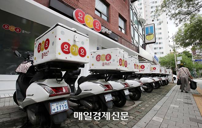 서울 시내의 한 요기요 매장 앞에 배달 오토바이가 주차돼 있다. <한주형기자>