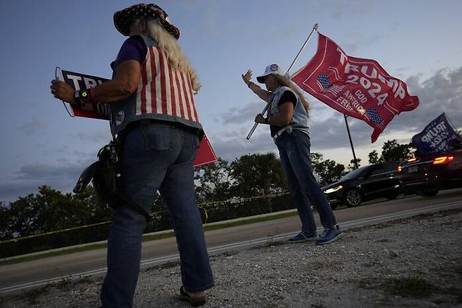 트럼프 기소 소식을 듣고 플로리다 자택 인근으로 모이는 지지자들 / 출처 : AP