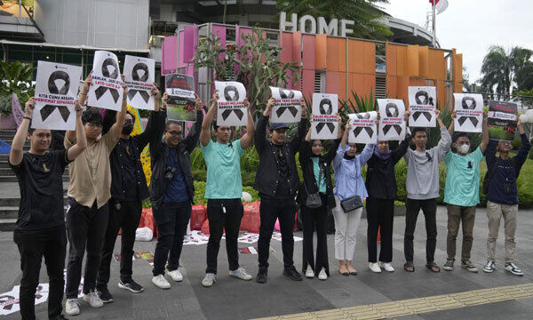 인도네시아 시민단체 회원들이 31일 국제축구연맹(FIFA)의 20세 이하(U-20) 월드컵 개최국 자격 박탈 결정에 반대하는 팻말을 들고 항의하고 있다. 자카르타=EPA연합뉴스