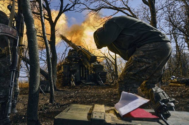 지난 5일(현지시간) 우크라이나 동부 격전지 바흐무트 인근 전선에서 우크라이나군이 러시아군 진지를 향해 포를 발사하고 있다. AP 연합뉴스