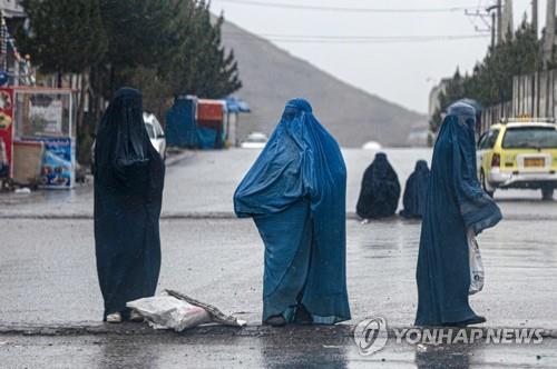 아프간 카불에서 구호품을 달라고 애원하는 여성들. [AFP 연합뉴스 자료사진. 재판매 및 DB 금지]