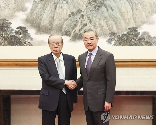 후쿠다(왼쪽) 전 일본 총리 만난 왕이 중국 정치국 위원 (신화=연합뉴스)