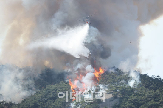 2일 산불이 발생한 서울 종로구 인왕산에서 소방헬기가 진화 작업을 벌이고 있다. (사진=연합뉴스)