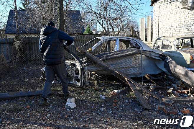 31일(현지시간) 우크라이나 하르키우에서 러시아 군의 C-300 미사일 포격을 받아 파괴된 차량이 보인다. ⓒ AFP=뉴스1 ⓒ News1 우동명 기자