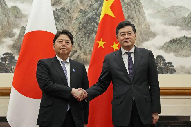 하야시 요시마사 일본 외무상(왼쪽)과 친강 중국 외교부장 겸 국무위원(오른쪽)이 2일 중국 베이징 댜오위타이 국빈관에서 악수하고 있다. 일본 외무상이 중국을 방문한 것은 2019년 12월 이후 3년여 만이다. 2023.04.02/로이터 연합뉴스