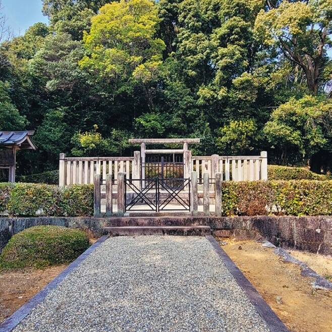 오에산 기슭의 다카노노 니가사 왕후 무덤. 교토 천도를 단행한 간무왕의 생모이자 히라노신사의 모태이다.