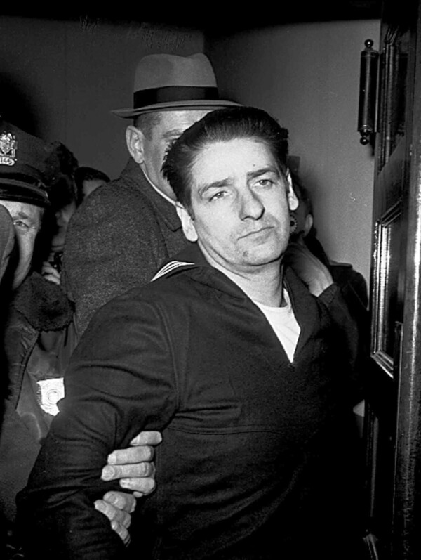 1967년 2월, 미국 보스턴 연쇄살인 사건을 자백한 용의자 앨버트 데살보가 경찰에 체포되고 있다. 그는 자백이 증거로 인정되지 않아 다른 성폭행 혐의 등으로 종신형 복역 중 1973년 감옥에서 살해됐다. AP 연합뉴스