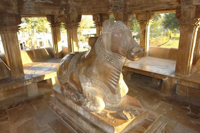 인도 중부 카주라호 난디당의 난디상. 난디는 힌두교의 최고 신인 시바가 타는 소를 가리킨다. 시바신을 모신 사원에는 난디를 위해 별도로 난디당이 만들어져 있을 정도이다. ⓒ여실화(서애자)