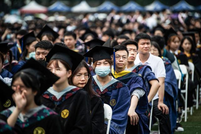 2021년 6월 중국 후베이성 우한에 있는 화중사범대학에서 학부생 졸업식이 열리고 있다. 우한=AFP 연합뉴스