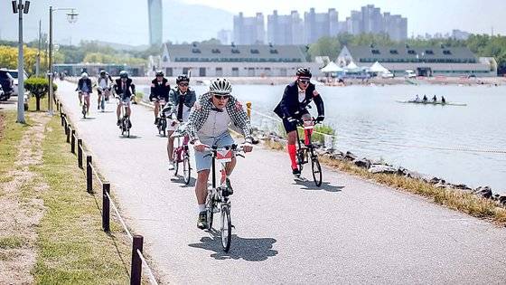 지난 2019년 ‘브롬톤 월드 챔피언십 코리아(Brompton World Championship Korea)’에 참여해 브롬톤 레이스를 벌이고 있는 참가자들. 산바다스포츠.