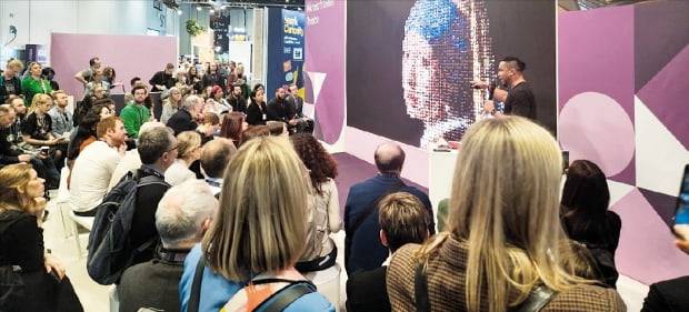 지난달 29일 영국 런던에서 열린 에듀테크 박람회 ‘베트(BETT)쇼 2023’의 마이크로소프트에듀케이션 부스에서 직원이 ‘진주귀걸이를 한 소녀’ 그림을 통해 미래 교육용 소프트웨어의 개념을 설명하고 있다. 런던=최만수 기자