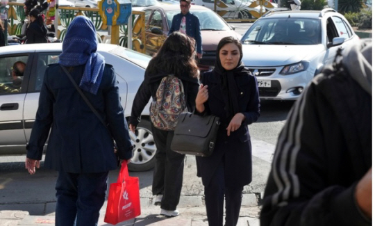 히잡을 쓰지 않은 이란 여성들이 테헤란 거리를 활보하고 있다. AP뉴시스