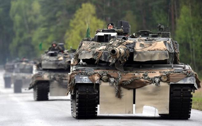 레오파르트2 탱크 부대의 이동. 레오파르트2는 나토 가입을 앞둔 스웨덴 육군의 주력 전차다. 세계일보 자료사진